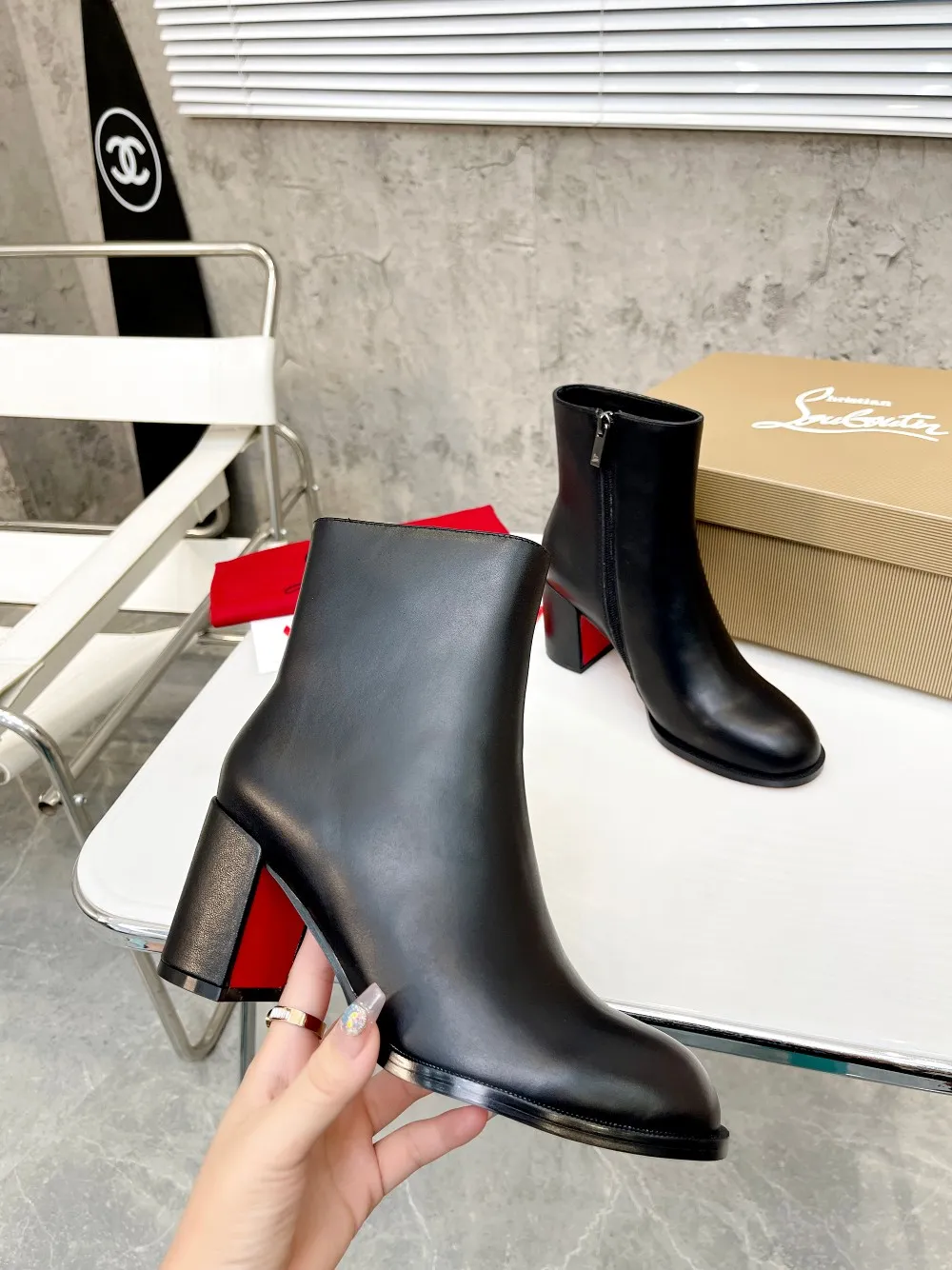 👟👟Ex-factory price 560👟👟 Christian Louboutin (CL) launches new thick-heeled platform boots in 2023, made of shiny calf leather, simple and fashionable. Tube height 4 inches (12cm) ✅Fabric: grained cowhide ✅Lining: sheepskin ✅Outsole/heel height: rubber Heel height 7cm ✅Color: black reddish brown ✅Code number: 34-41 (34,41 customized) ✅Packaging: original board packaging